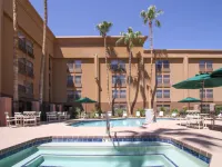 GreenTree Inn & Suites Phoenix Sky Harbor - Kolam Renang