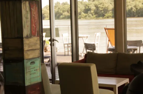 ArkaBarka Floating Hostel Отели рядом с достопримечательностью «Белградская крепость»