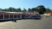 Red Carpet Inn Syracuse Airport - Parking