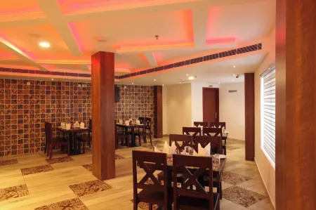 Hotel Diamond Fort Отели рядом с достопримечательностью «SAMBRANIKODI ISLAND TOURISM (സാംബ്രാണിക്കോടി ഐലൻഡ് ടൂറിസം)»