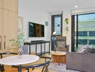 Kozyguru | Moonee Ponds | Modern 1 Bed Apt Parking Hotel berhampiran The Rusty Duck Cafe & Larder