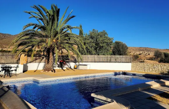 小屋-5位客人-泳池-庭院-燒烤-停車-壁爐