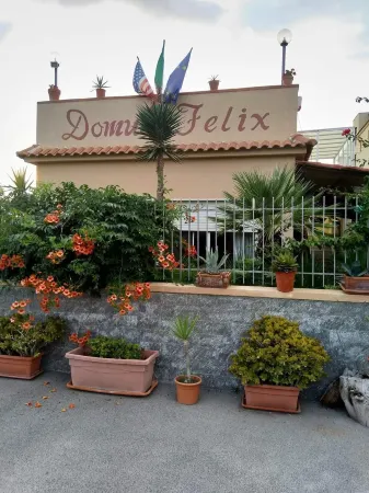Domus Felix Отели рядом с достопримечательностью «House of Neptune and Amphitrite»