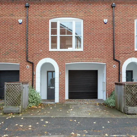 Fabulous Central Windsor Town House with Parking
