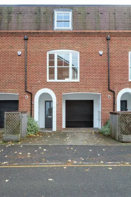 Fabulous Central Windsor Town House with Parking Hotels in Old Windsor