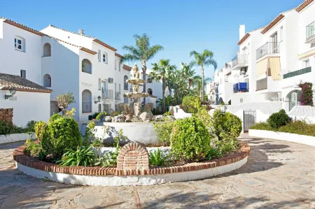 Studio in Estepona Near Sandy Beach Отели в г. Эль Параисо