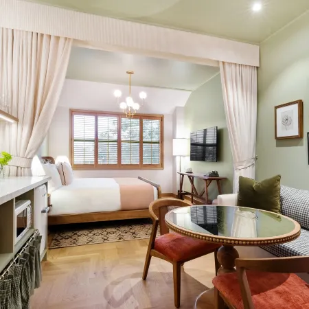 Palihouse Hyde Park Village Отели рядом с достопримечательностью «Стейк-хаус Bern's»