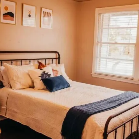 The Burrow-Cozy 3 Bdrm HM - Free Parking