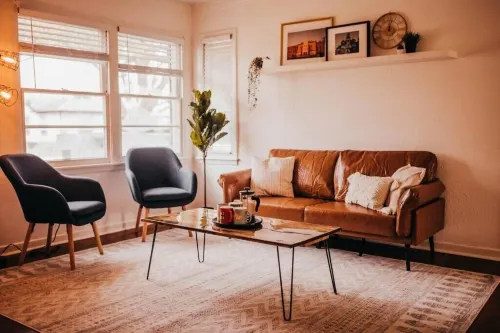 The Burrow-Cozy 3 Bdrm HM - Free Parking