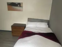 Winners Inn Sleeps 2 with Parking Hotels in Hyde