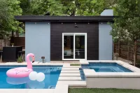 Upstay - Pristine Pool Palace - 7min to Rainey St - Bungalows