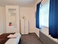 2 Bedroom House in Leeds - Sleeps 5 WiFi Parking Hotels in 