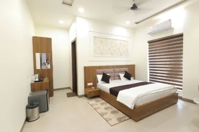 Shrinath Palace Hotels in Isapur Khadar