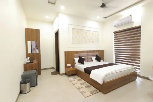 Shrinath Palace Hotels in Isapur Khadar