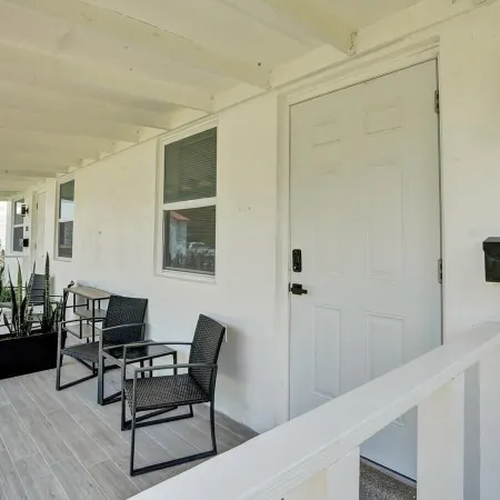Modern Hallandale Apt w/ Backyard Near Beach Отели в г. Халландейл Бич