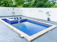 Centrally Located in El Pino la Vega, 10 People, Heated Pool Hotels in Харабакоа
