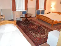 Pension Walzerstadt Hotels near نيوباو. .07
