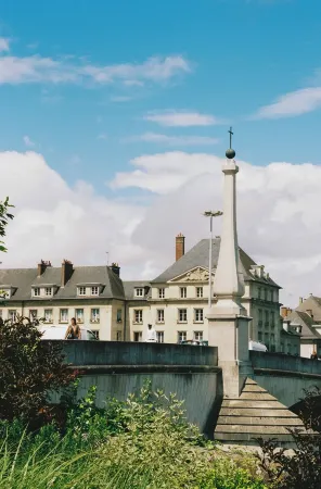 Alfred Hotels Compiègne Отели рядом с достопримечательностью «Замок Пьерфон»