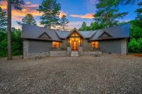 Grey Goose Lodge - Beautiful, Spacious Lodge, Creek, Hot Tub, Firepit, Games