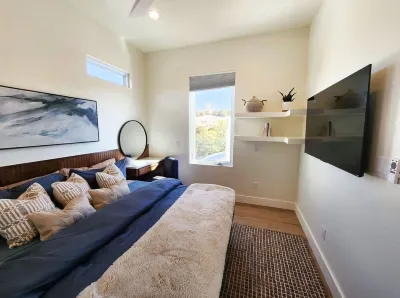 Balance-Hot Tub, Spa, Cabin in Medicine Park, King Beds, Gym, Sauna and WIFI