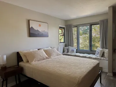 Upscale Wintergreen Getaway.  Golf View Deck, Pool, and Modern Comforts