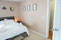 SOFIMA-Cozy and Charming 2-bedroom apartment! Woburn Public Library附近的飯店
