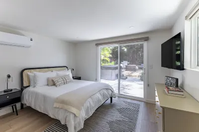 New Remodeled Home 5 Min Walk to Beach in Montecito, Spa, FirePit, BBQ. Miramar海灘附近的飯店