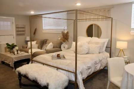 Adorable Bungalow Suite located on the west side of Denver with WiFi, AC