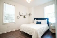 2BR Chic Duplex - Firepit - Perfect for Travel - Homestays