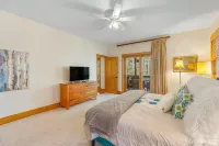 Charming 3-bedroom house on a lovely stream with WiFi and AC in Sapphire Valley Hotels near Sapphire National Golf Club LLC