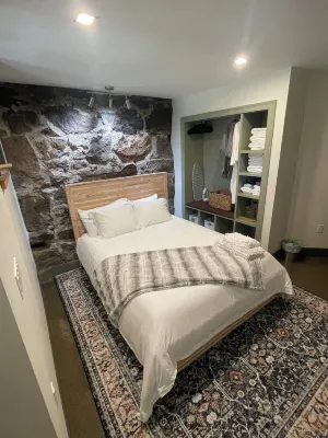 StedleyCreek! One bed-room apartment in the Stoney Creek area of  Branford, CT.