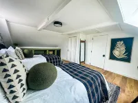 Charming 1810 farmhouse on 24 acres w/ gorgeous mountain views, 2 bedrooms &WiFi