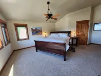 Luxury home w/ amazing views from all 3 levels + XL Hot tub!