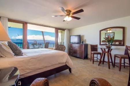SPECTACULAR OCEANFRONT VIEWS, BEAUTIFUL STUDIO!