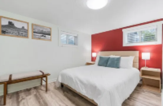 Remodeled & Spacious! HotTub, Firepit, KingBeds, Games, Yoga Mats, HugeBackyard