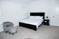 Spacious 5-bedroom house with WiFi and AC in charming Richmond. Hotels near Tower of Refuge Church