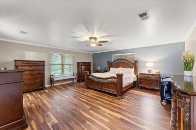 Charming private 3-bedroom Ranch with WiFi, AC, Pool in picturesque Princeton Structured Chaos Farm 주변 호텔