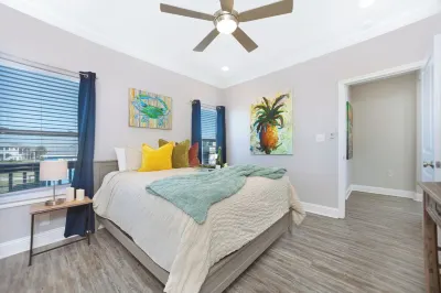 Southern Sandcastles 3-bdrm house in Crystal Beach Steps to the Beach Grill WiFi