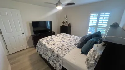 Charming Pool House with a nearly 600 sq/ft Private Efficiency Suite Inside Hotels near Miromar Outlets between Naples & Fort Myers