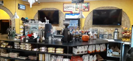 LAKEVIEW CABIN!! AIRCONDITIONED!!  AMPLE PARKING !!