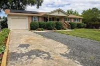 Family Friendly Home & Studio in Taylors by Brick & Home