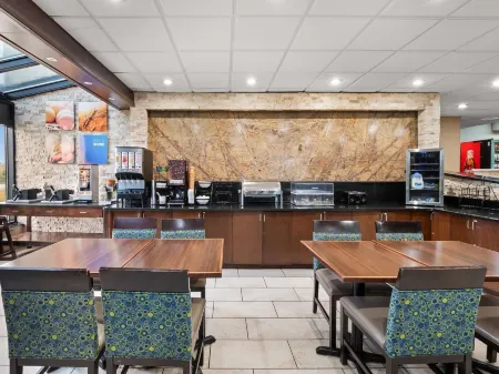 Comfort Inn Metro Airport Отели в г. Ромул