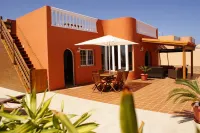 4 Bed Villa in Town, 10m Pool, Kid Slide, Pool Fence, BBQ, Outdoor Lounges