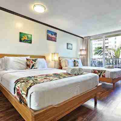 Fully Upgraded, Sleeps 4 in 2 Queen Beds + Great Pool Deck Area Rooms