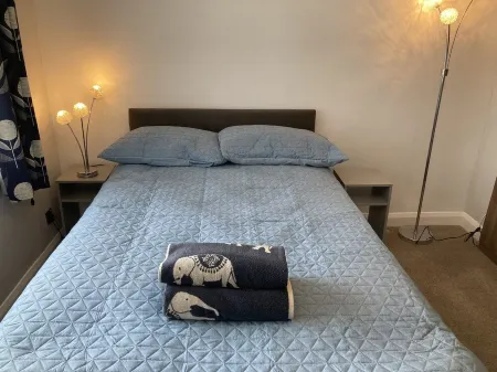 Spacious 3 bedroom house, 5 minutes to the beach, large garden, dogs welcome.