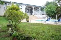 Quiet cottage in beautiful location on the edge of rainforest, Hotels in Petit-Bourg