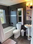 Thistlebee Cottage just outside charming Ashland, Oregon Hotels near Fish Lake