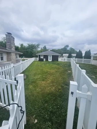 Beautiful Lakefront home, pets welcome, fully fenced, dock, kayaks, fishing!!