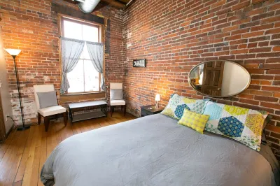 BestLocation|Romantic|ViewBridgeFromBed|Couples|Pets|Photo backdrop|Nightlife!!! Отели рядом с достопримечательностью «Historic Lift Stillwater Bridge»