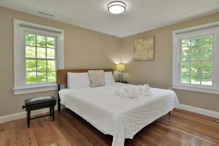 Lovely 2 bedroom- kitchenette